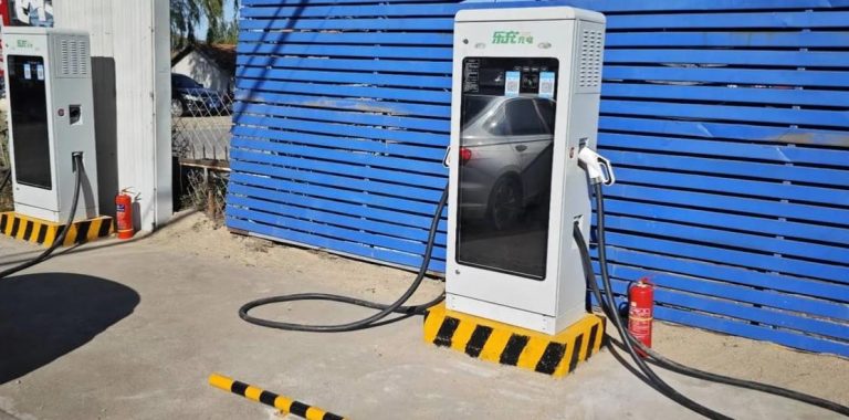 How much does it cost to charge an ev？
